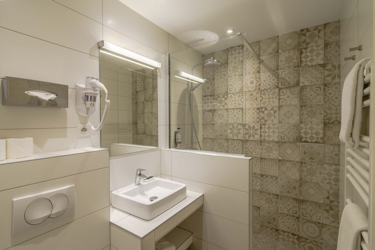 Bathroom 3, ARAGON, Aude