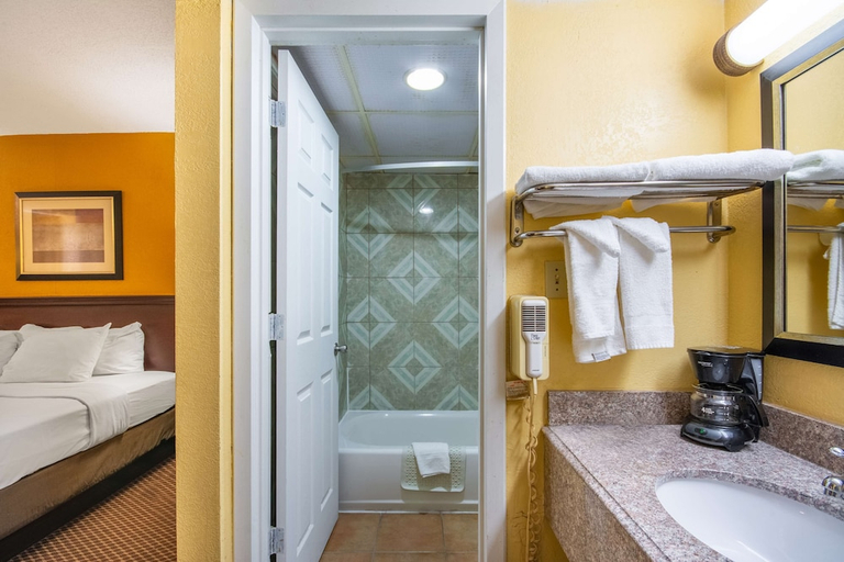 Bathroom, Americas Best Value Inn Elk City, Beckham