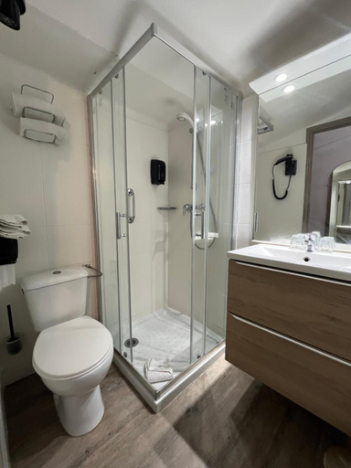 Bathroom 4, Empire, Gard