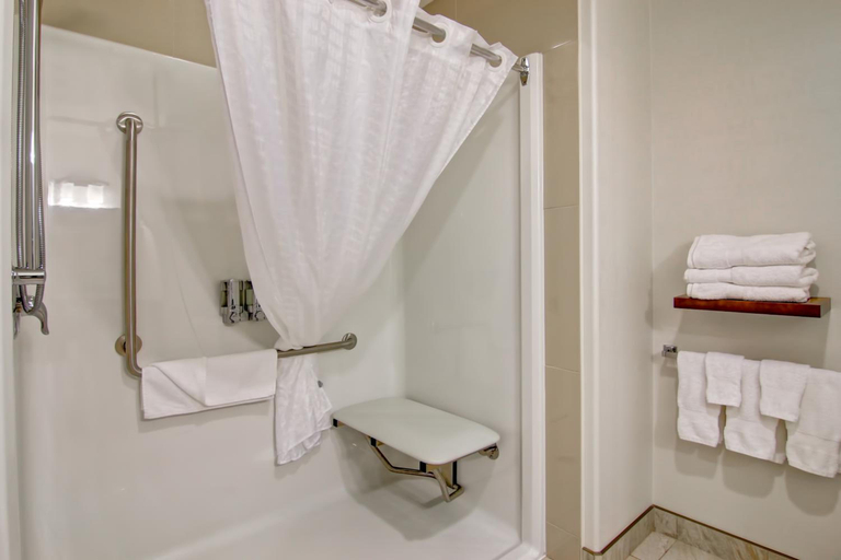 Bathroom 3, Canalta Hotel Selkirk, Division No. 13