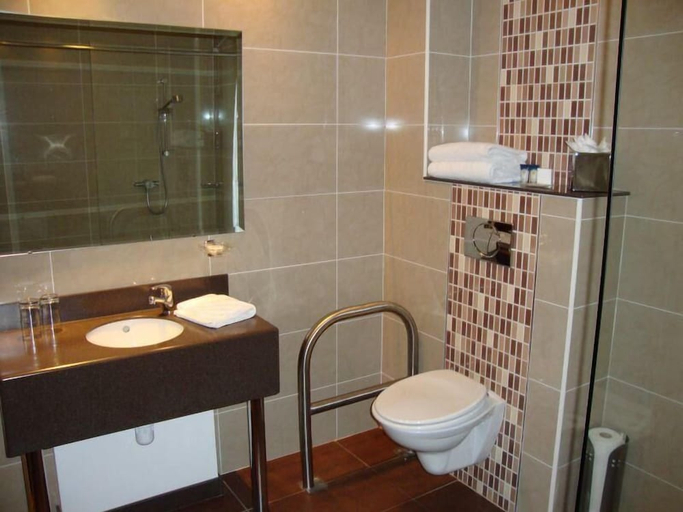 Bathroom 4, Ard Ri House Hotel