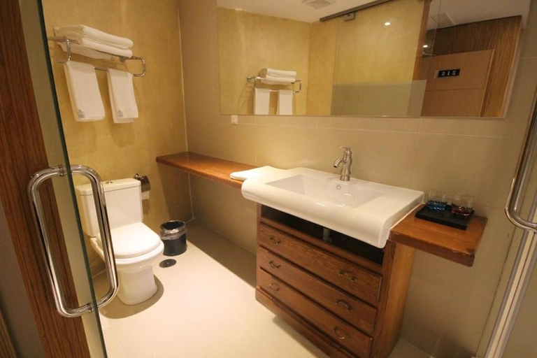Bathroom 4, Hotel Menoir Dorsett, Madrid