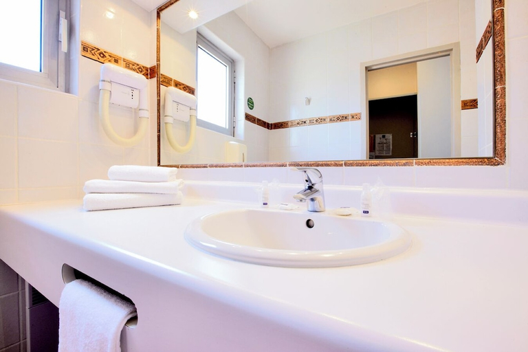 Bathroom 3, KYRIAD NIMES CENTRE, Gard