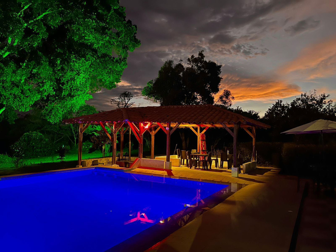 Pool 4, Jardines del cafe entre nubes, Montenegro