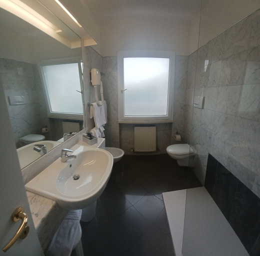 Bathroom 5, Hotel Excelsior Bay, Verona