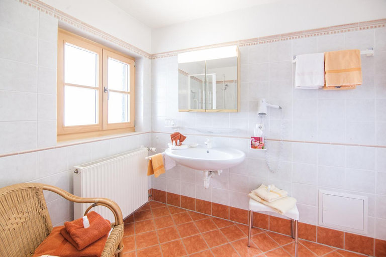 Bathroom 3, Gastehaus Linsinger, Miesbach