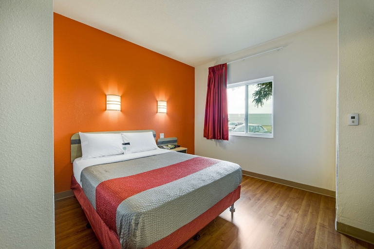 Bedroom 2, Motel6 Brampton, ON - Toronto, Peel