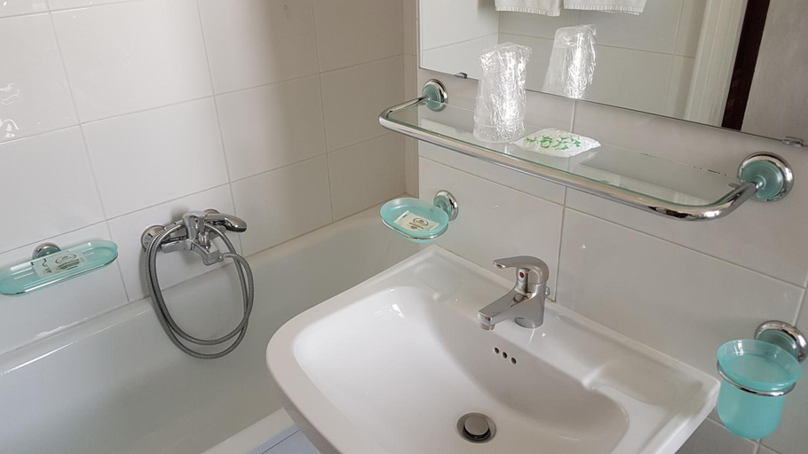 Bathroom 4, Grande Albergo Abruzzo, Chieti