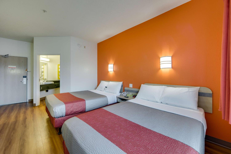 Bedroom 2, Motel6 Brampton, ON - Toronto, Peel