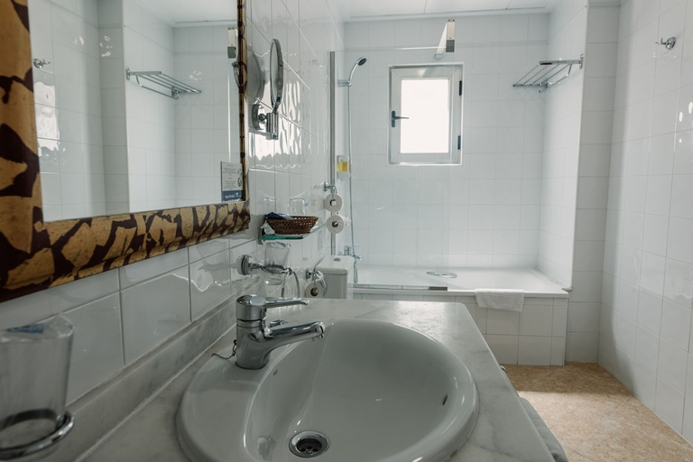 Bathroom 4, Hotel Traina, Murcia