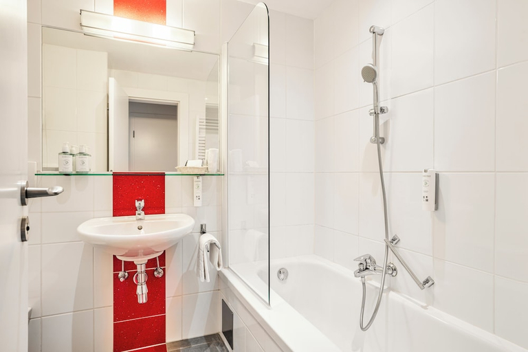 Bathroom 5, Romantik Hotel Im Weissen Roessl, Gmunden