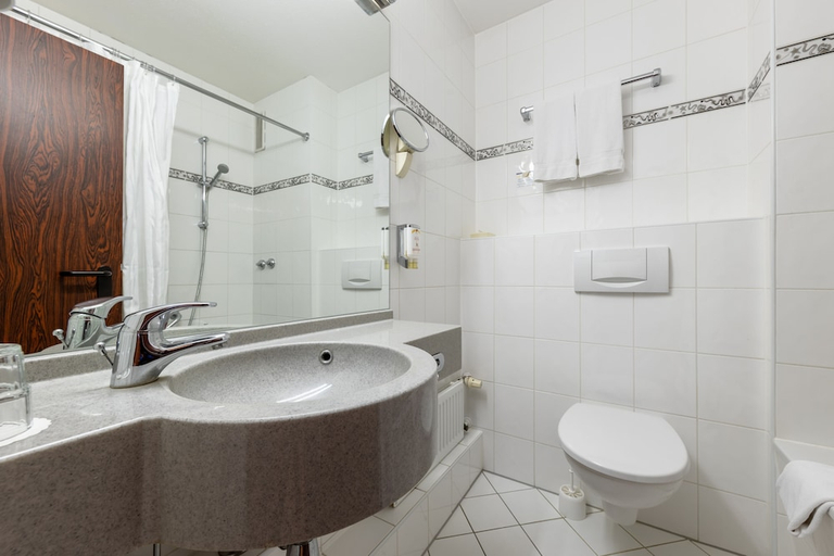 Bathroom 4, Trip Inn Frankfurt Airport Rüsselsheim, Groß-Gerau