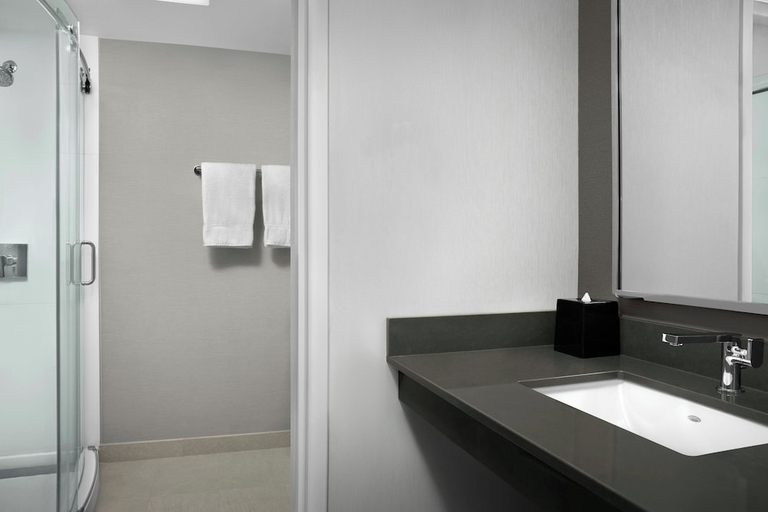 Bathroom 4, Courtyard Spokane Downtown at Convention Center, Spokane