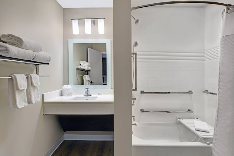 Bathroom 3, TownePlace Suites by Marriott Indianapolis Downtown, Marion