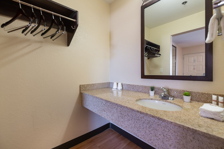 Bathroom 3, California Inn and Suites, Sacramento