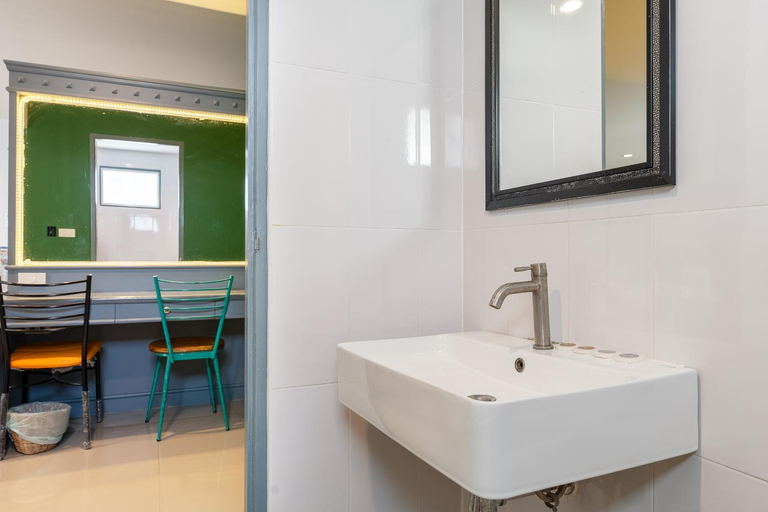 Bathroom 5, Xanadu Hotel, Ban Chang