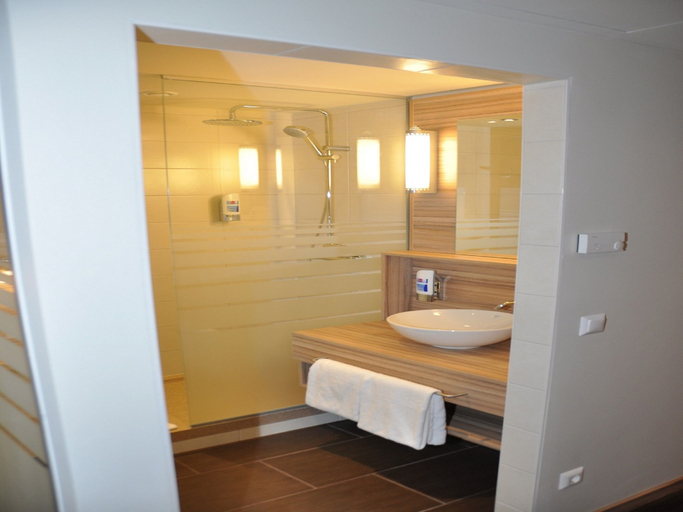 Bathroom 5, Leonardo Hotel Vienna Hauptbahnhof, Wien
