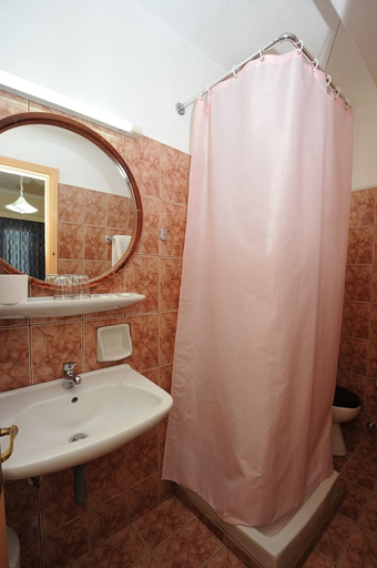 Bathroom 4, Pergamos, Attica