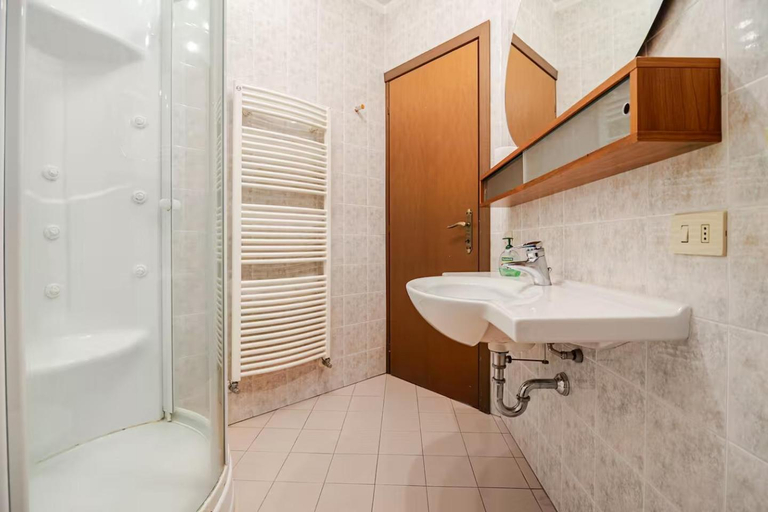 Bathroom 3, Summer Escape in Luino, Varese