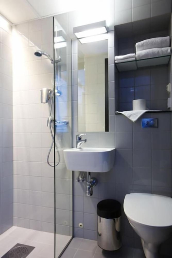 Bathroom 3, STF Goteborg City Hotel, Göteborg