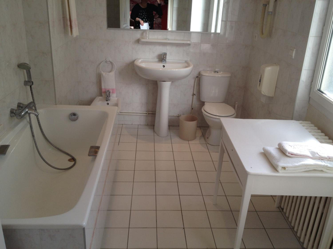 Bathroom 4, Hôtel du Nord, Doubs