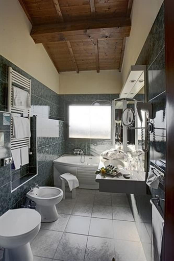 Bathroom 4, Hotel Orologio, Ferrara