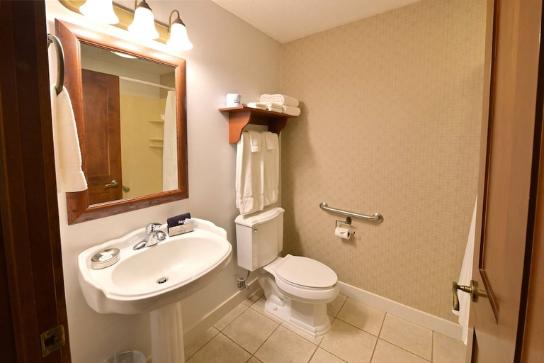 Bathroom 5, Carlisle Inn Sugarcreek, Tuscarawas