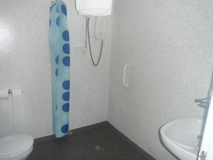 Bathroom 4, 5 Corners Guest Inn, Antrim and Newtownabbey