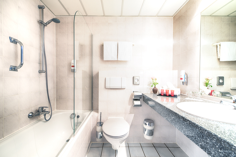 Bathroom 4, Leonardo Hotel Mannheim-Ladenburg, Rhein-Neckar-Kreis