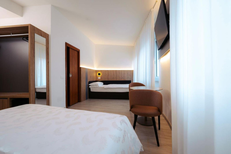 Bedroom 2, EVEREST HOTEL, Trento