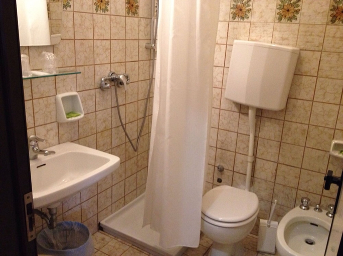 Bathroom 3, Hotel Europa, Rovigo