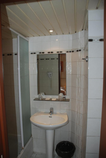 Bathroom 5, Résidence de la Tour, Hauts-de-Seine