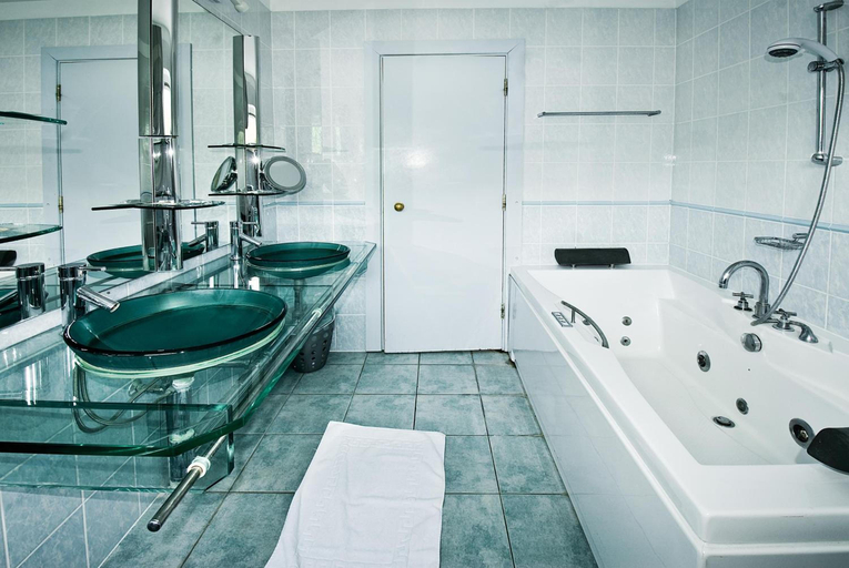 Bathroom 3, DeSalis Hotel London Stansted, Essex