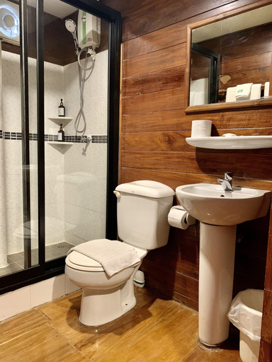 Bathroom 3, Riverhouse Hotel - The Teak House, Mae Sariang