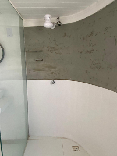Bathroom 2, Quarto com varanda privada a 160 metros da Praia do Farol da barra 3, Salvador