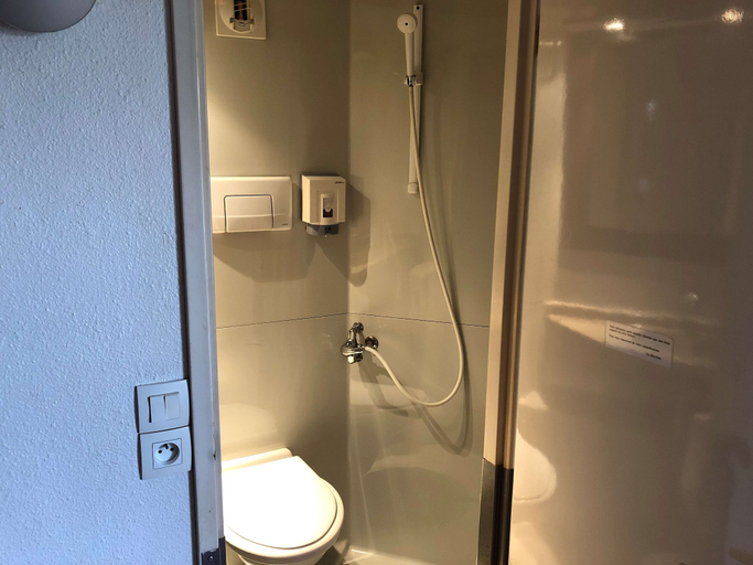 Bathroom 5, Premiere Classe Bethune - Fouquières Les Béthune, Pas-de-Calais