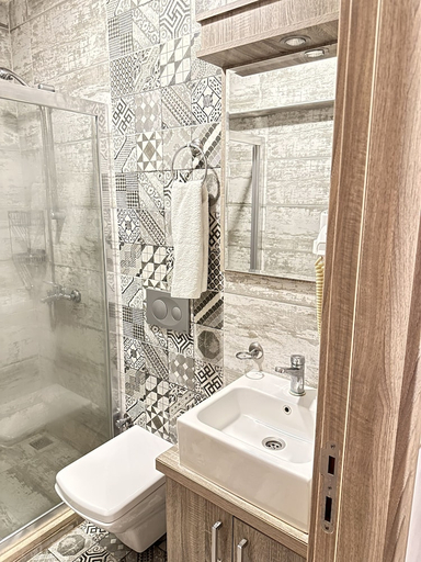 Bathroom 5, Street61 Studios, Ortaca