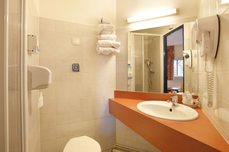 Bathroom 4, Kyriad Direct Rennes Ouest, Ille-et-Vilaine