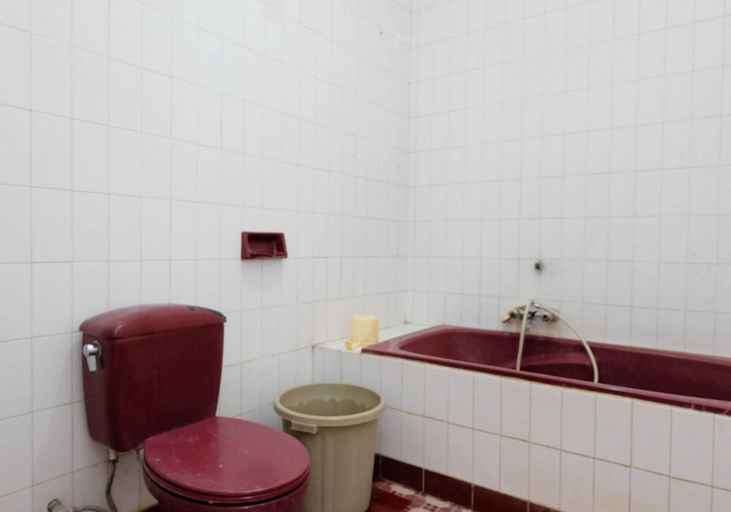 Bathroom 4, RedDoorz near Rita Super Mall Purwokerto 3, Banyumas