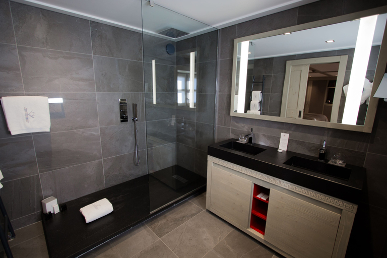 Bathroom 4, Le K2 Djola, Savoie