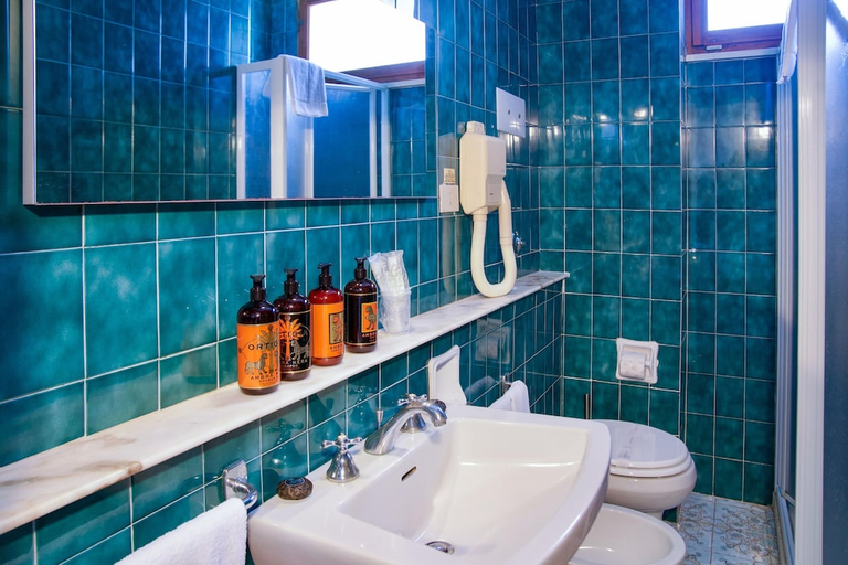 Bathroom 3, Hotel Carasco, Messina