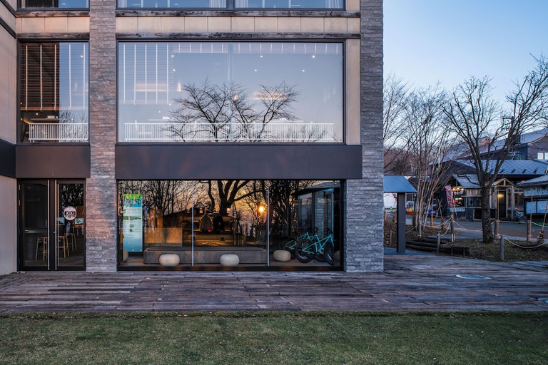Exterior & Views