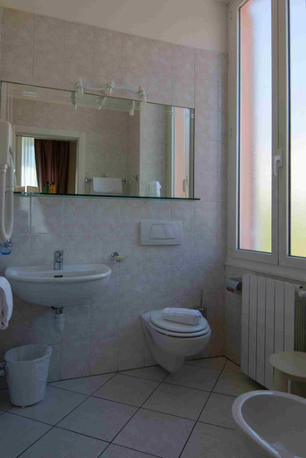 Bathroom 4, Hotel Belsoggiorno, Imperia