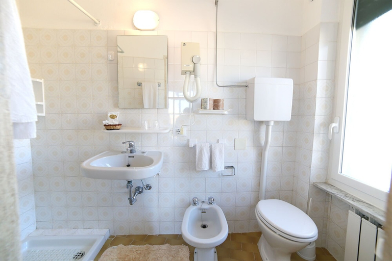 Bathroom 5, Mayola, Imperia
