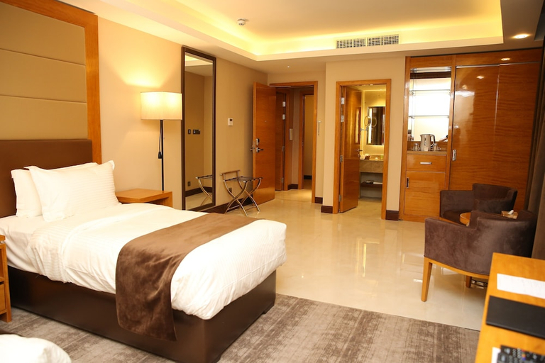 Others 2, Gloria Hotel, Salt
