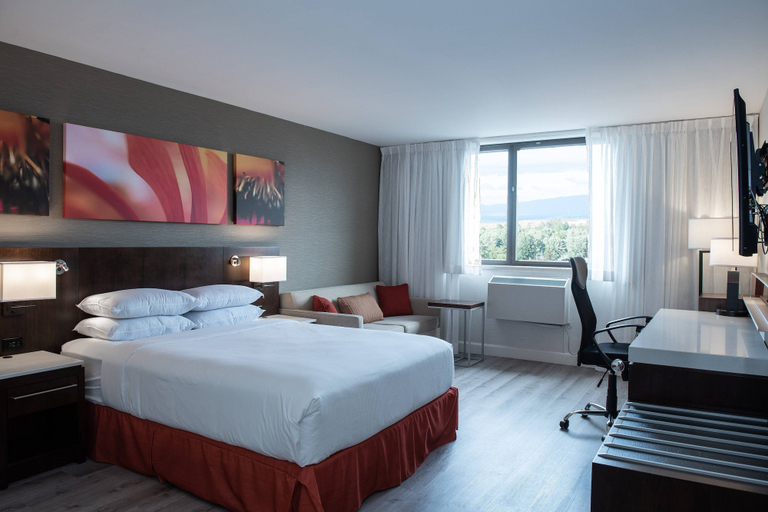 Bedroom 2, Delta Hotels by Marriott Saguenay Conference Centre, Le Fjord-du-Saguenay