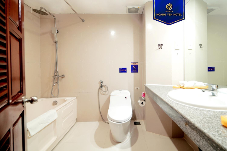Bathroom 4, Sandals Hoang Yen Hotel, Qui Nhơn