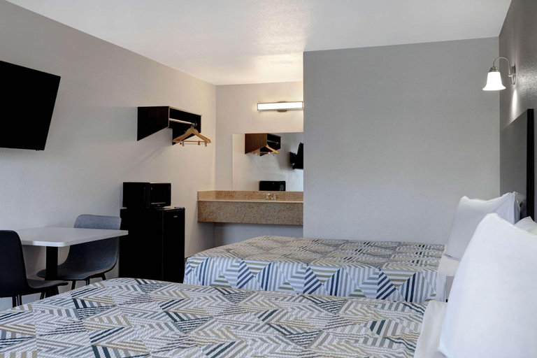 Bedroom 3, Motel 6 Branson West Silver Dollar City, Stone