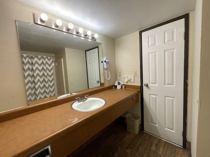 Bathroom 3, Abilene Whitten Inn, Taylor