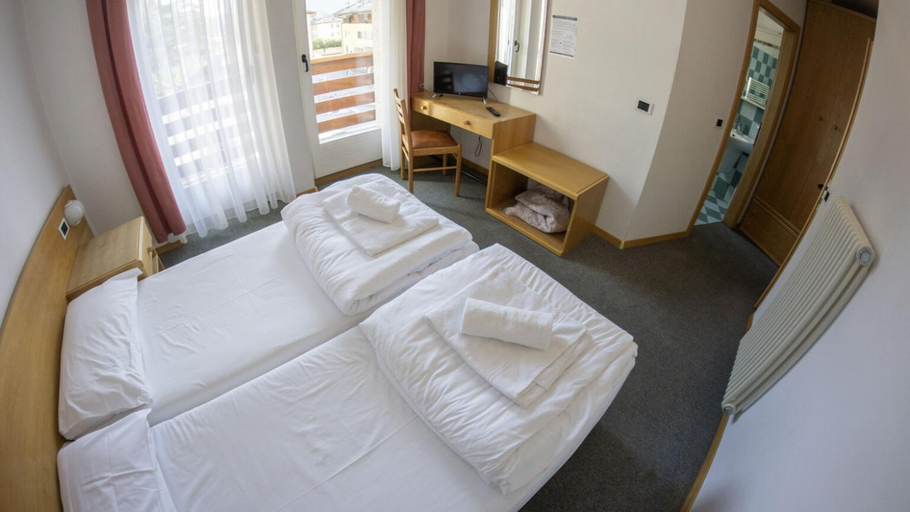 Bedroom 2, Hotel Ideal, Trento